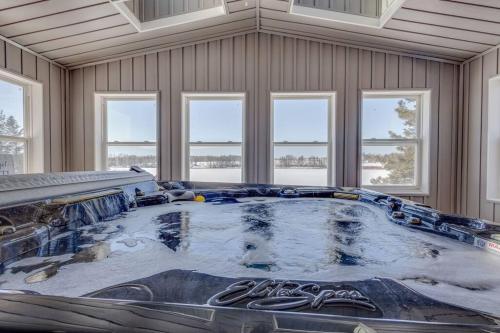 . Year Round Cozy Cottage: Indoor Hot tub, 3BD, Well Behaved Dogs Welcome