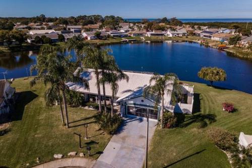 NEAR CLEARWATER AND TARPON SPRING WITH WATER VIEW in Holiday, USA