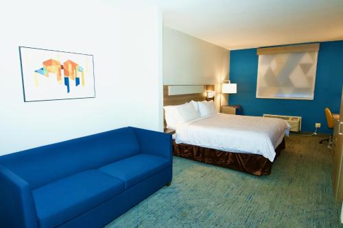 Holiday Inn Express Hotel & Suites St. Charles, an IHG Hotel