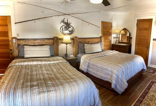 2 queen beds