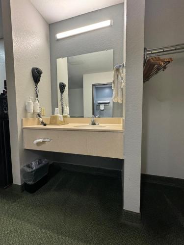 Star City Inn & Suites - image 11