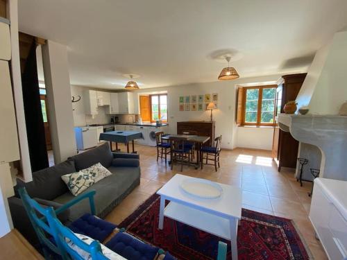 Maison confortable et calme, 2 chambres in L'Isle-d'Abeau