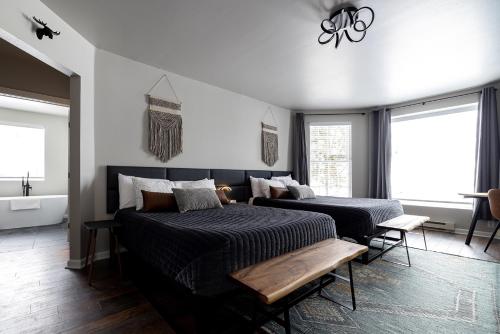 2 queen beds