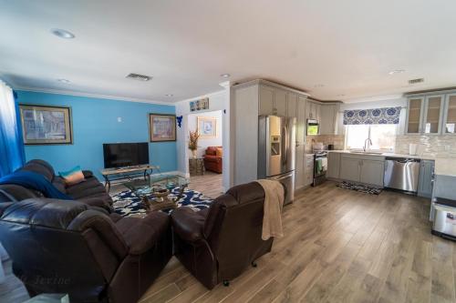 Közös társalgó / TV, Mt Irvine Luxe Pool Cottage/Close to Beach and Equestrian in Greenacres City (FL)