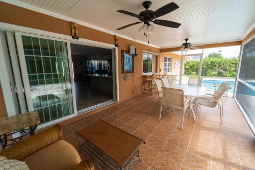 Létesítmények, Mt Irvine Luxe Pool Cottage/Close to Beach and Equestrian in Greenacres City (FL)
