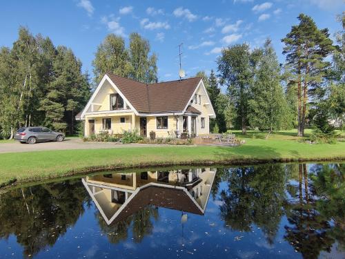 Viesu un ciemiņu brīvdienu māja Villa VĒJROZES (Viesu un cieminu brivdienu maja Villa VEJROZES) in Melturi