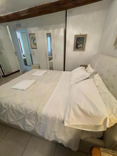 One-Bedroom Apartment image 10