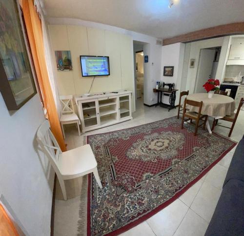 One-Bedroom Apartment image 6