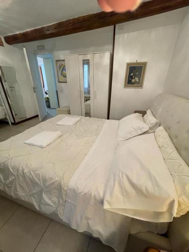 One-Bedroom Apartment image 4