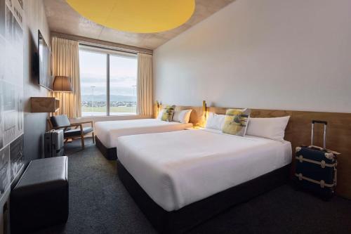 Atura Adelaide Airport Room Type - Twin Room with City View