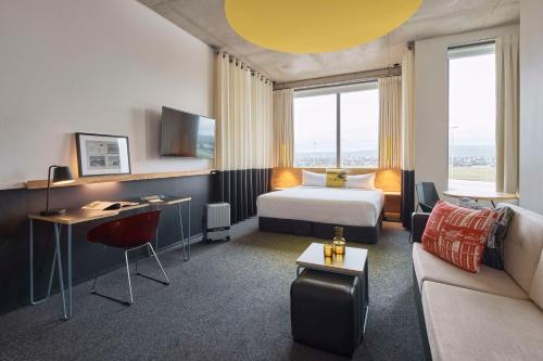 Atura Adelaide Airport Room Type - Corner King Room with City View
