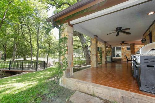 Lake LBJ 4BR Home w/ Boat Deck, Huge Yard in Horseshoe Bay (TX)