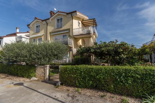  Apartments for families with children Umag - 2523, Pension in Umag bei Karigador