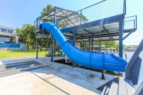 Luxury Lake LBJ House with Heated Swimming Pool and Spill Over Hot Tub and 2 Boat Slips in Burnet