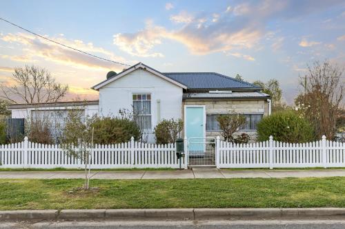 Stylish Lake Albert Cottage, Wagga Wagga