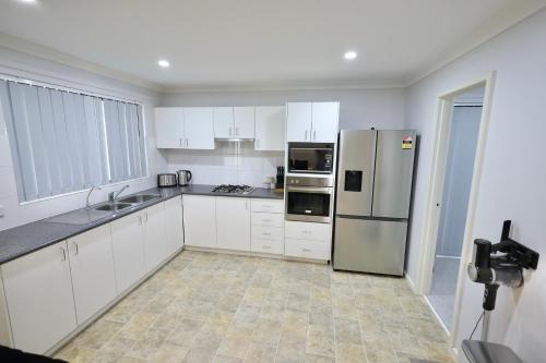 26 Simple Family Home Mirrabooka Sleeps 5 - SUPERHOG VERIFICATION REQUIRED