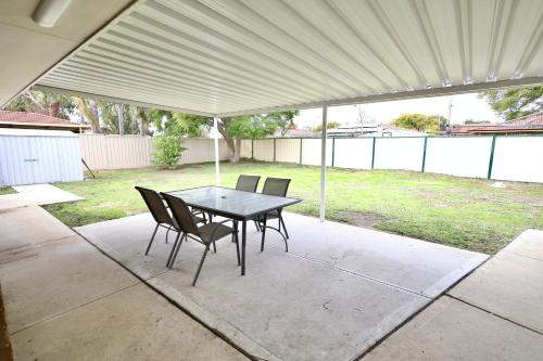 26 Simple Family Home Mirrabooka Sleeps 5 - SUPERHOG VERIFICATION REQUIRED