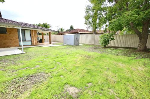 26 Simple Family Home Mirrabooka Sleeps 5 - SUPERHOG VERIFICATION REQUIRED