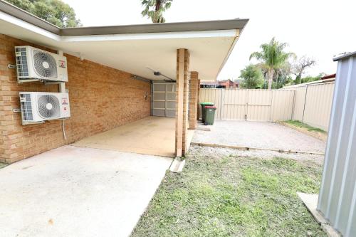 26 Simple Family Home Mirrabooka Sleeps 5 - SUPERHOG VERIFICATION REQUIRED