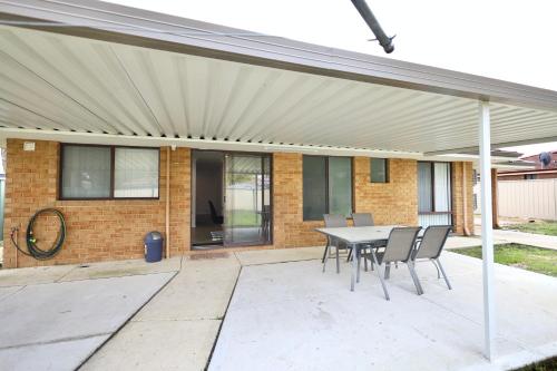 26 Simple Family Home Mirrabooka Sleeps 5 - SUPERHOG VERIFICATION REQUIRED