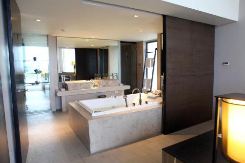 room detail thumbnail 2