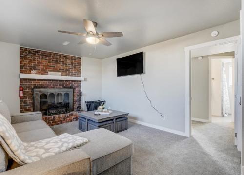 Pueblo Place Riverwalk Fireplace Pet-Friendly