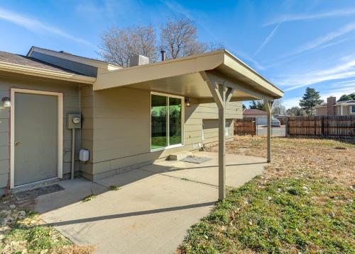 Pueblo Place Riverwalk Fireplace Pet-Friendly