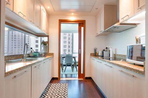 Dubai Marina Apartment with Sea view, Pool and Gym, Dubaj (zdjęcie 10)