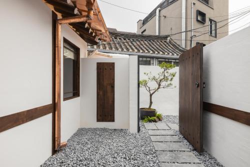 Luxury Hanok Stay Warm Hearth - East, Seoul (photo 7)