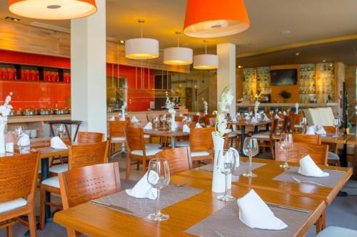 508283484 Holiday Inn Acapulco La Isla by IHG