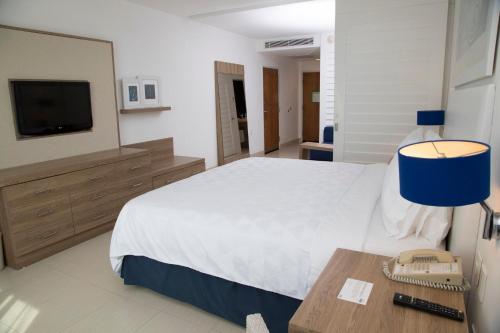 508283525 Holiday Inn Acapulco La Isla by IHG