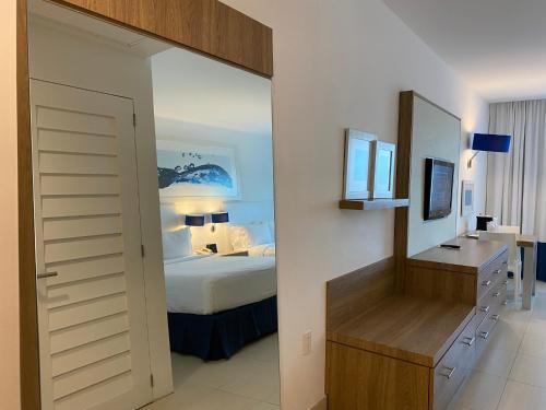 508283546 Holiday Inn Acapulco La Isla by IHG