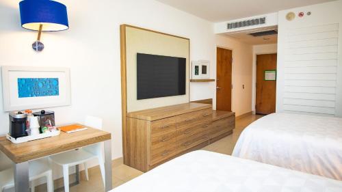 508283558 Holiday Inn Acapulco La Isla by IHG
