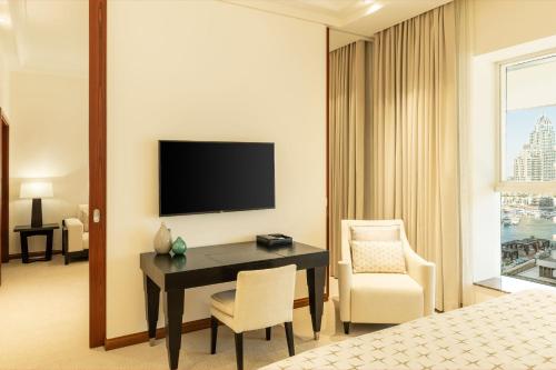 Junior Suite Premier con 1 Letto King-Size, Accesso Executive Lounge, Afternoon Tea e Happy Hour, Accesso Gratuito Spiaggia e Piscina del Resort, e Trasferimento dall'Aeroporto di Dubai