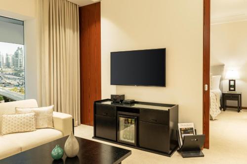 Junior Suite Premier con 1 Letto King-Size, Accesso Executive Lounge, Afternoon Tea e Happy Hour, Accesso Gratuito Spiaggia e Piscina del Resort, e Trasferimento dall'Aeroporto di Dubai