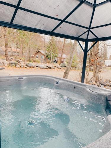 Pezsgőfürdő, Barefoot Villas and Retreat in Christina Lake (BC)