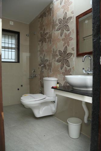 Family Room image 3