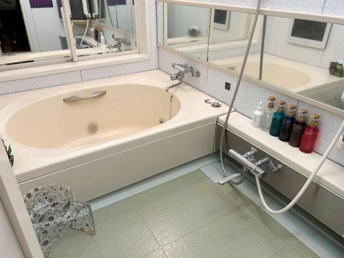 room detail thumbnail 2