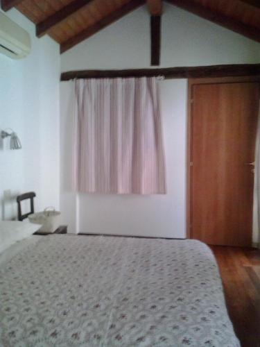 1 queen bed, 3 twin beds