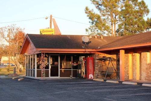 Sportsman's Motel - main image