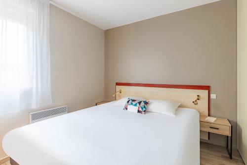 1 queen bed, 1 sofa bed