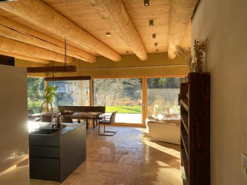 virtuve, Ferienhaus am See mit Sauna und Whirlpool in Wienerbruck