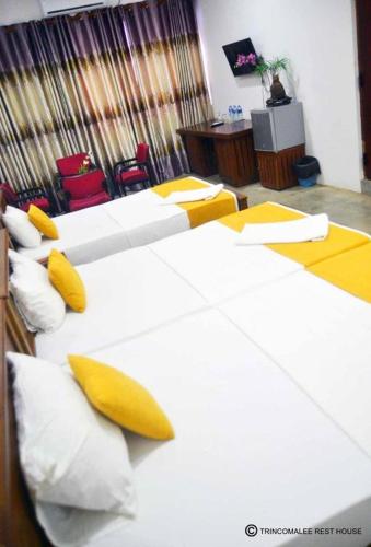 1 double bed, 1 twin bed