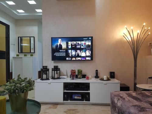 Elegant 2BR Private Terrace AC Fast WiFi & Parking Maarif - image 4