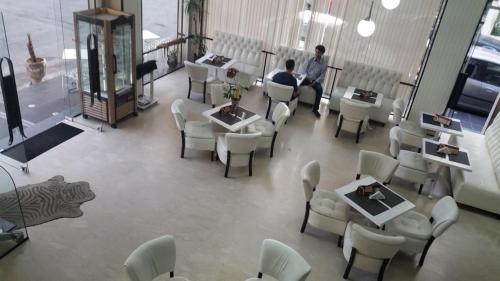 Elegant 2BR Private Terrace AC Fast WiFi & Parking Maarif - image 5