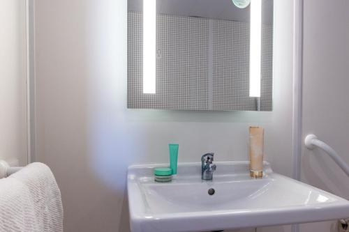 ibis budget Chatillon Paris Ouest Room Type - Triple Room with One Double Bed and One Single Bed