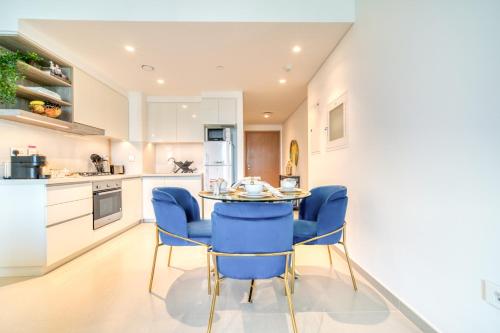 Dubai Elegance: 1BR with DIFC & Zabeel Views - image 2