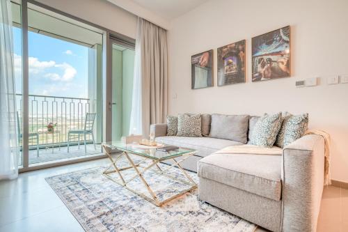Dubai Elegance: 1BR with DIFC & Zabeel Views, Dubai