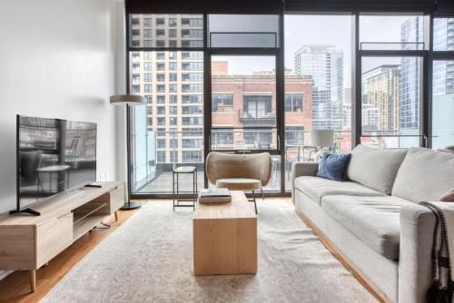 River N 3BR w Gym Rooftop nr L Park CHI-323
