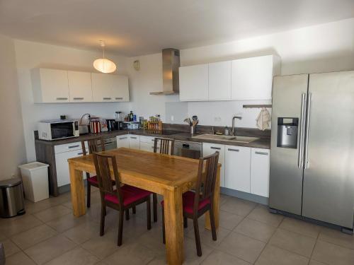 Kitchen, Bel Appartement avec Terrasse et Clim in Parc Marianne